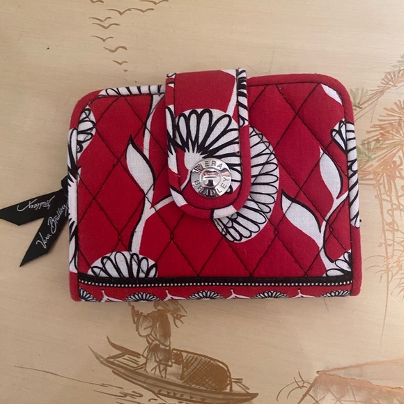🎈🎈S O L D 🎈🎈👍👍 Vera Bradley Floral Red Black and White Quilted Wallet - Picture 10 of 12